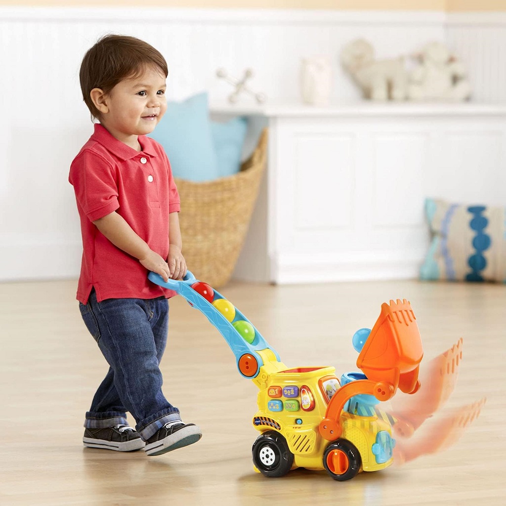 A 3 years boy playing with VTech Pop-a-Balls Push & Pop Bulldozer