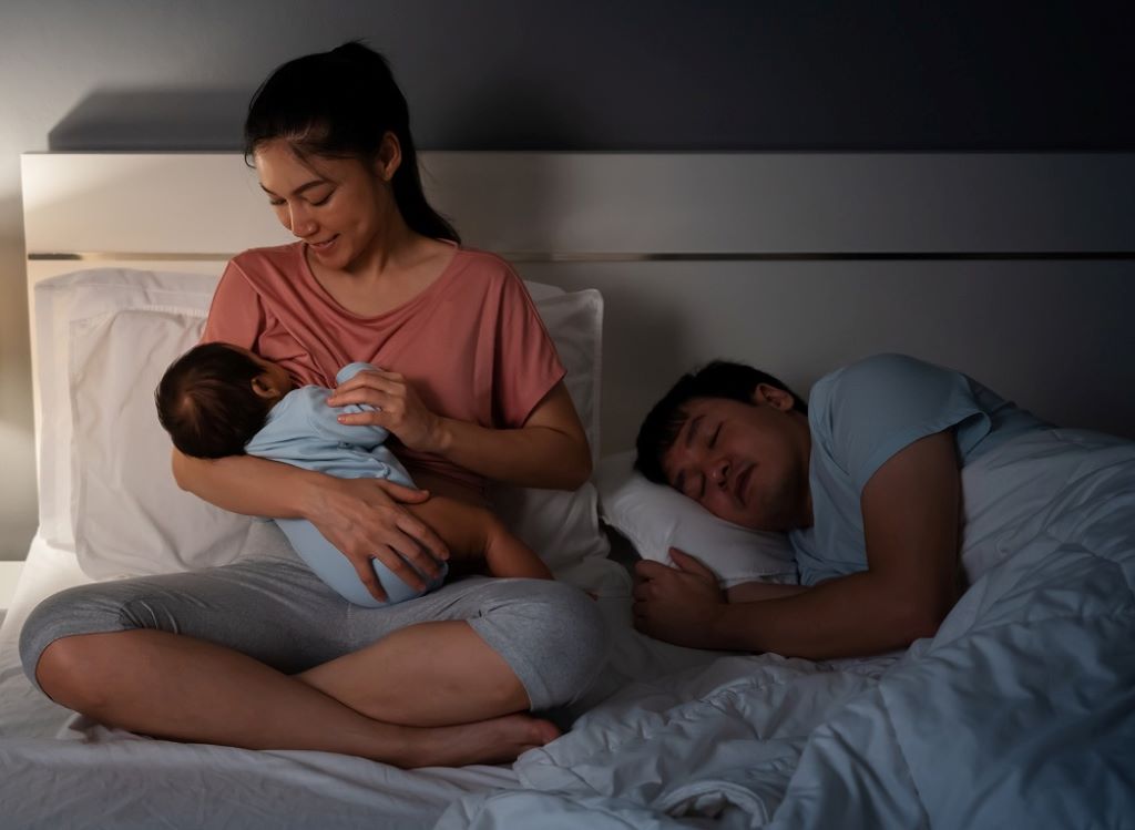 14 Tips for Staying Sane During Nighttime Breastfeeding