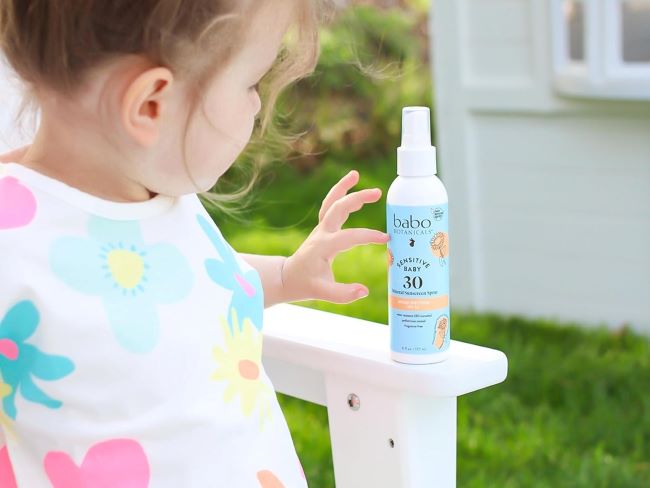 Natural mineral sunscreen spray for babies and kids – Babo Botanicals SPF30, water-resistant